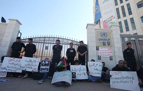 Courrier à Ban Ki-Moon des Palestiniens pour la Dignité (à reprendre pour envoi massif au Secrétaire-général des Nations Unies qui regarde ailleurs, comme d'habitude, sauf pour Shalit)