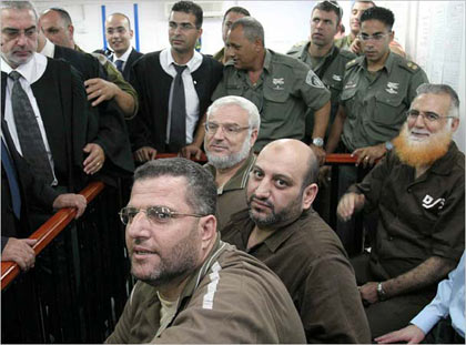 Selon Haaretz, Abbas menace de dissoudre l'Autorité Palestinienne si Israël libère les prisonniers