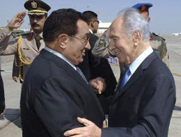 Peres impose ses diktats chez Moubarak au mépris des droits arabes, sans réaction