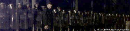 23h - Bataille rangée entre les membres de Viva Palestina et les flics anti-émeute égyptiens - gaz lacrymogènes, canons à eau, jets de pierre