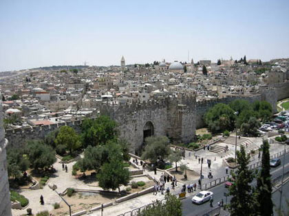 Afin de judaïser et diviser al Aqsa, l'occupation décide de fermer la porte d'al-Amoud (porte de Damas) pour une durée de 2 ans