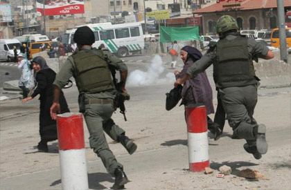 Les forces israéliennes attaquent une manifestation de Palestiniennes à Qalandiya