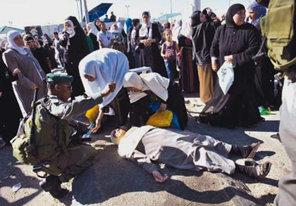Une vidéo qu’Israël ne veut pas que vous voyiez - La file des femmes, checkpoint Qalandiya, 3ème vendredi du Ramadan 2009