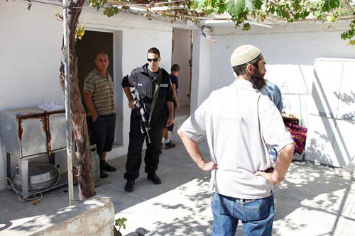 Des colons occupent une pièce dans une maison palestinienne à Ras al-Amoud, ou l'application du 'droit au retour' pour les Juifs