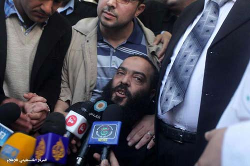Akram Rikhawi accueilli en héros à 'Eretz', au nord de la Bande de Gaza assiégée (vidéo)