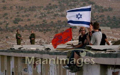 Les soldats israéliens arrêtent un journaliste et des manifestants au rassemblement de colons à Bethléem