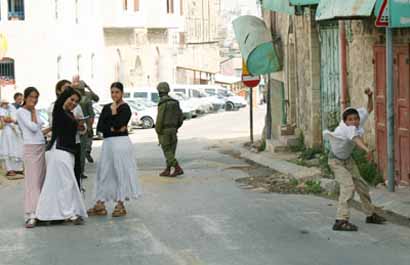 Des colons israéliens harcèlent des Palestiniens, les soldats arrêtent une militante des droits de l'Homme