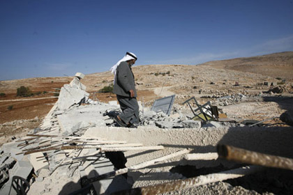 Les troupes israéliennes détruisent le village palestinien de Khirbeit Tana