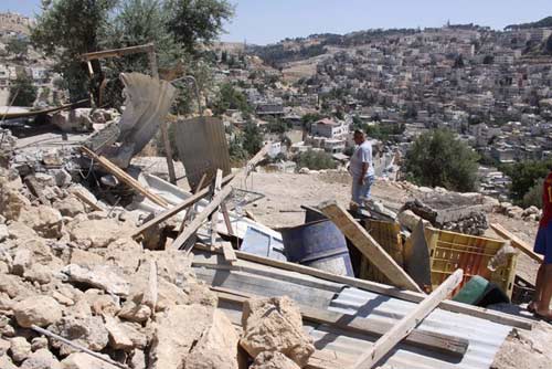 L'occupation démolit une maison vieille de 100 ans à Al-Quds, construite 'sans permis' !