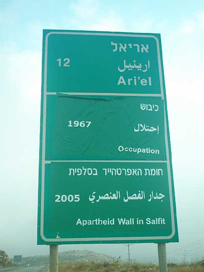 Des panneaux de signalisation israéliens donnent un nouveau style à l'activisme