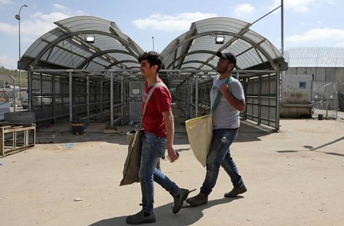 Coronavirus : Des travailleurs palestiniens sont prêts à repartir en Israël malgré les risques sanitaires