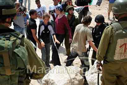 Des colons israéliens attachent un professeur palestinien à un poteau et le tabassent à Samu