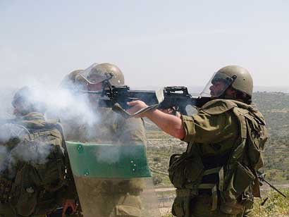 L'armée israélienne blesse 14 Palestiniens et arrête un Israélien lors de la manifestation de Bilin