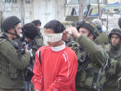 Les Forces d'Occupation envahissent la partie d'Hébron contrôlée par l'Autorité Palestinienne