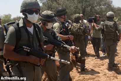 Les Forces d’Occupation Israélienne arrosent les manifestants d’un produit inconnu