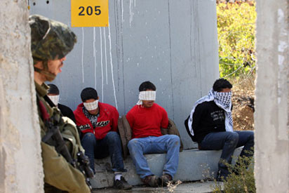 Les Forces d’Occupation Israélienne prennent prend d'assaut un collège d’Hébron et arrête huit élèves