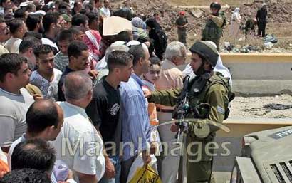 Un Palestinien blessé par balle alors qu’il franchissait le checkpoint fermé d’Huwwara