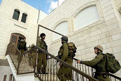 Ynet: Hébron – Une famille palestinienne se dit retenue par l'armée