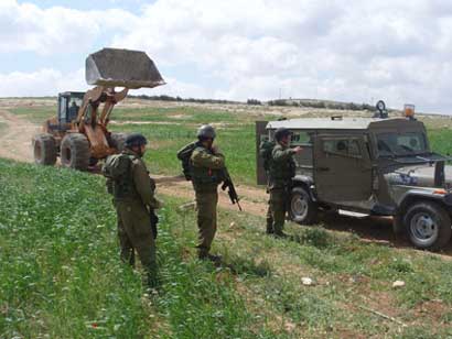 Les Forces d'Occupation Israélienne démolissent des maisons et arrachent des arbres au sud d'Hébron