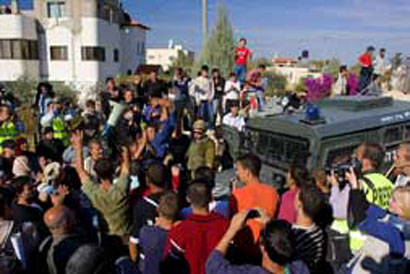 Les villageois détruisent le Mur lors d’une manifestation populaire à Jayyous