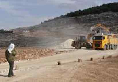 Les Forces d’Occupation Israélienne ferment des usines et confisquent du matériel à Hébron