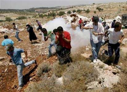 Les Forces d’Occupation Israélienne attaquent les habitants de Nilin alors qu’ils prient sur leurs terres