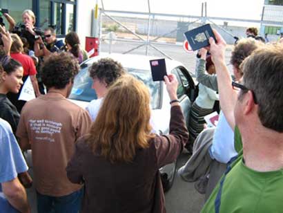 Les participants à la Conférence sur la Santé Mentale de Gaza refusés d'entrée dans Gaza protestent au point de passage d'Erez