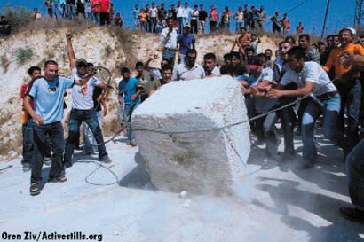 Des militants arrêtés pour avoir empêché la reconstruction d'un barrage routier de l'occupant dans un village palestinien