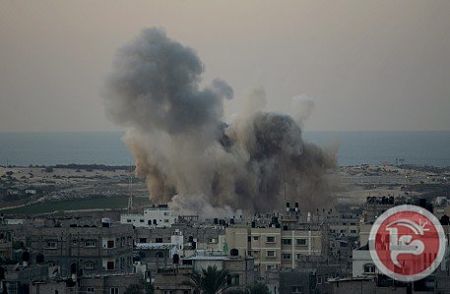 Selon des sources médicales : Des frappes aériennes tuent 2 personnes au centre de Gaza.