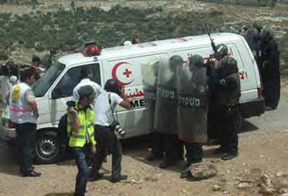 Les soldats israéliens cernent et attaquent une manifestation non-violente : 6 blessés graves Palestiniens