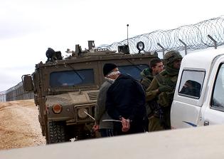 Incursion israélienne massive à Beit Ommar, plus de 50 arrestations, le village sous couvre-feu