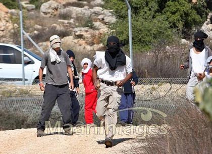 Des colons se déchaînent contre des villages de Cisjordanie et vandalisent des mosquées