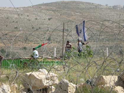 Des militants palestiniens, internationaux et israéliens tentent de reprendre un avant-poste colonial