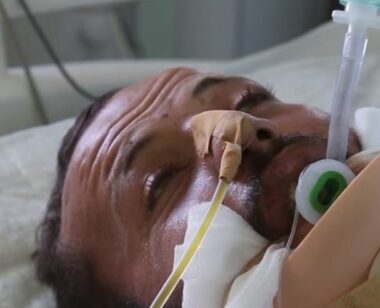 Un jeune homme paralysé après que les forces israéliennes lui ont tiré dans le cou, totalement dépendant d’un respirateur artificiel