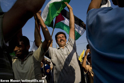 Un leader de Bil’in reste en prison après avoir purgé sa peine