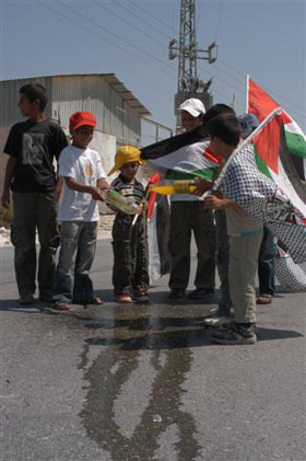 Le village d'Al-Ma'asara proteste contre le mur et les produits israéliens. Les troupes tentent de percuter le photographe d'IMEMC avec une jeep