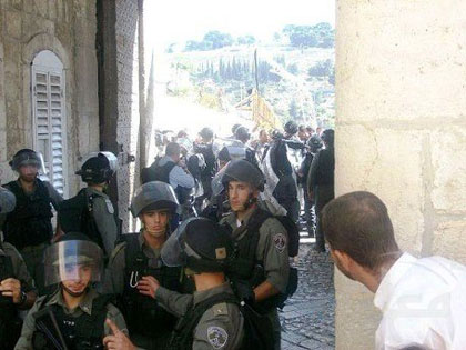 L'armée sioniste attaque la mosquée d'Al Aqsa