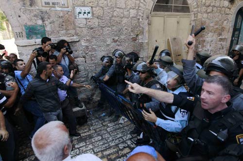 Les Palestiniens forcent le siège de la mosquée Al-Aqsa