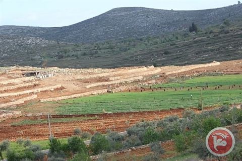 Des colons israéliens installent des maisons mobiles près de Naplouse
