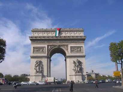 Un drapeau palestinien sur l’Arc de Triomphe pour Olmert