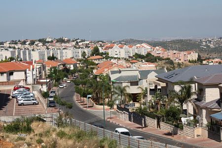 La colonie sioniste d’Ariel asphyxie 18 groupes résidentiels palestiniens