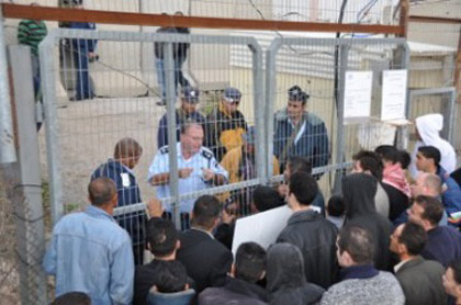 Manifestation à Hébron après que deux membres de la famille Al-Rajabi aient été arrêtés, suite aux attaques de leur maison par les colons.