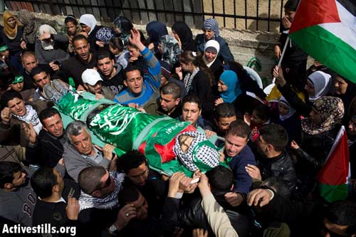 Un manifestant palestinien meurt des suites des blessures subies le 22 février ; les forces de l'occupation attaquent ses funérailles