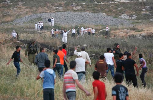 Quatre Palestiniens blessés par une attaque de colons et de soldats à 'Asira Al-Qibliya (vidéos)