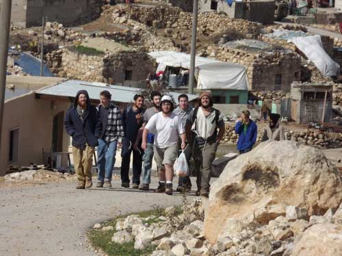 Une centaine de colons entrent à At-Tuwani, escortés par les forces israéliennes