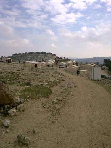 Des Palestiniens établissent un nouveau village, Bab AlShams, près de Al-Quds occupée (vidéo)