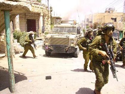 Dix blessés graves après une incursion israélienne à Beit Ommar, où les habitants s'emparent d'un blindé