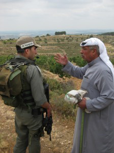 Les forces israéliennes continuent de déclarer la terre des fermiers « zone militaire fermée »
