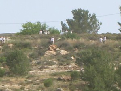 Les fermiers de Beit Ommar continuent de défier les « zones militaires fermées » pour atteindre leurs terres