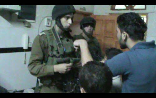4 habitants de Beit Ommar arrêtés pendant un raid nocturne (vidéo)